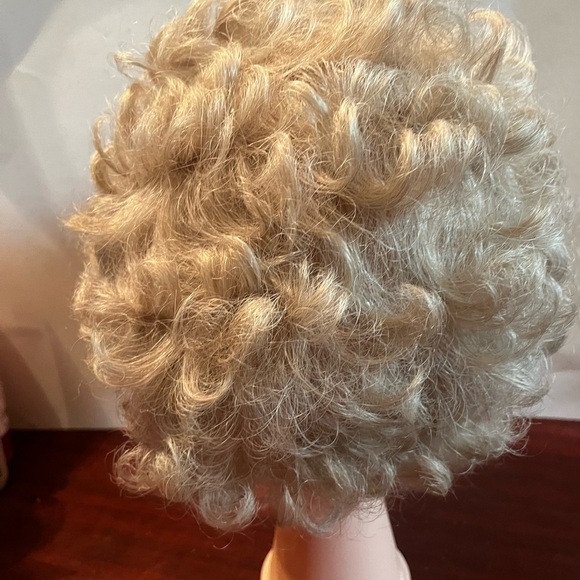 Paula Young Morning Glory Size A 1063 Curly Short Wig Golden Wheat Ash Blonde - Picture 3 of 10